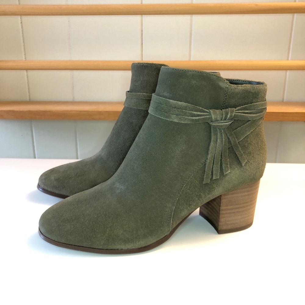 Violet & Red Taupe Grey Tassle Women’s size 7.5 Booties